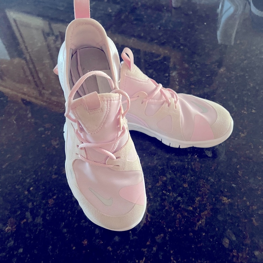 NIKE Pink size 41/2 Y which is the same as size 6 in woman’s super clean!